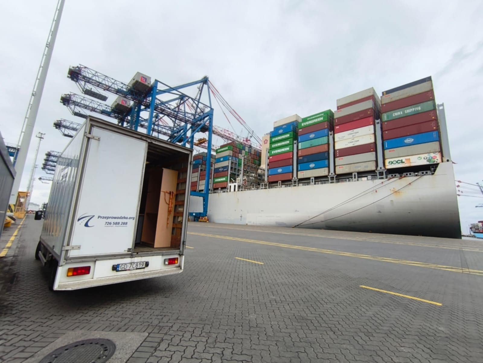 pojazd transportowy do przewozu mebli i rzeczy domowych